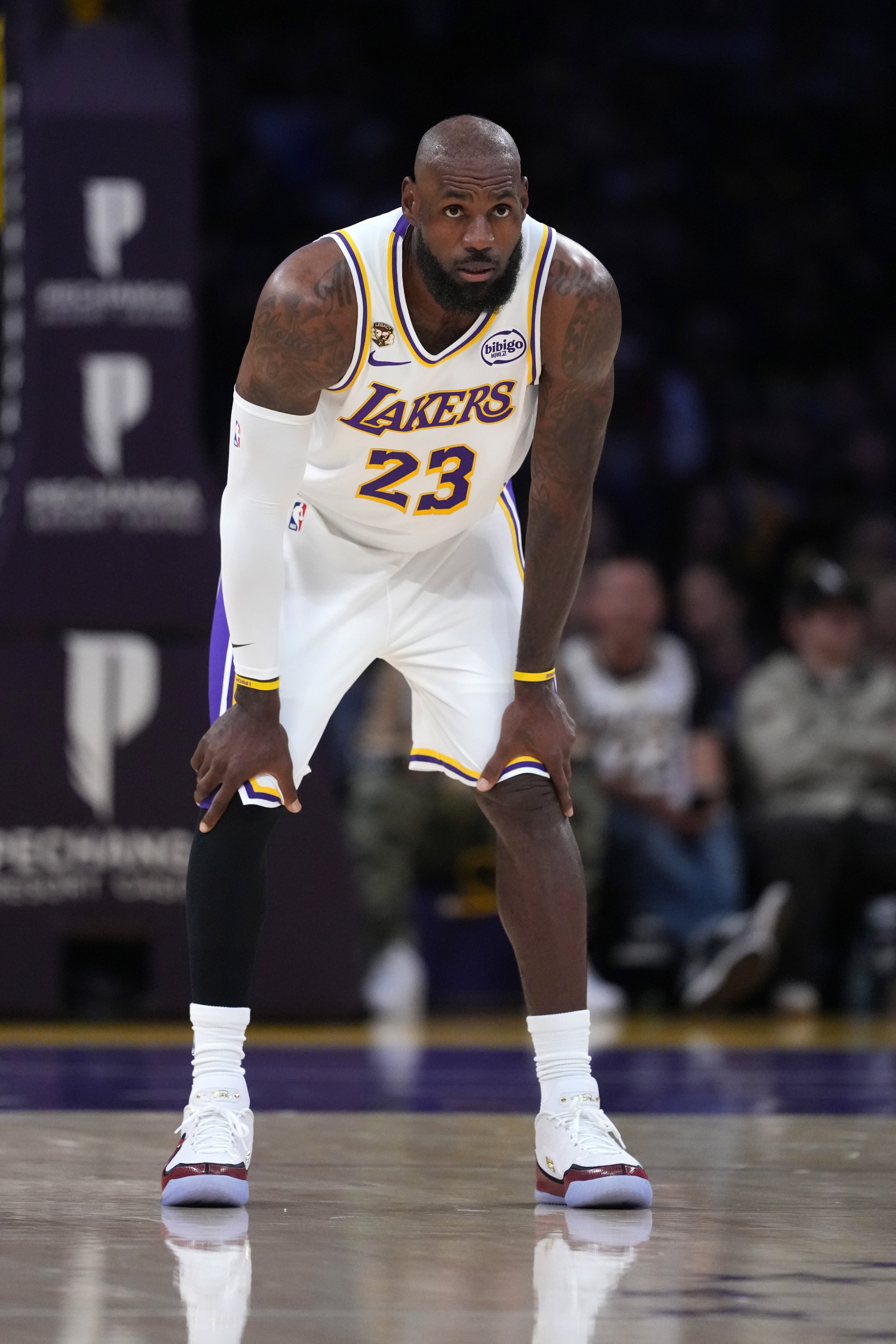 下半场仅歇2分钟，詹姆斯打满末节加时砍29+13助湖人3-0
