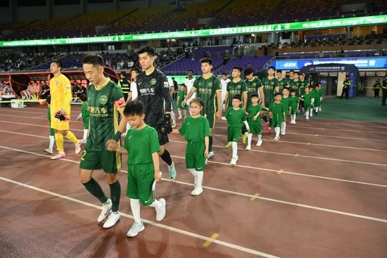 布彭扎坠亡当晚 浙江2-1梅州：15624人看台为4场4球射手手机灯光致哀
