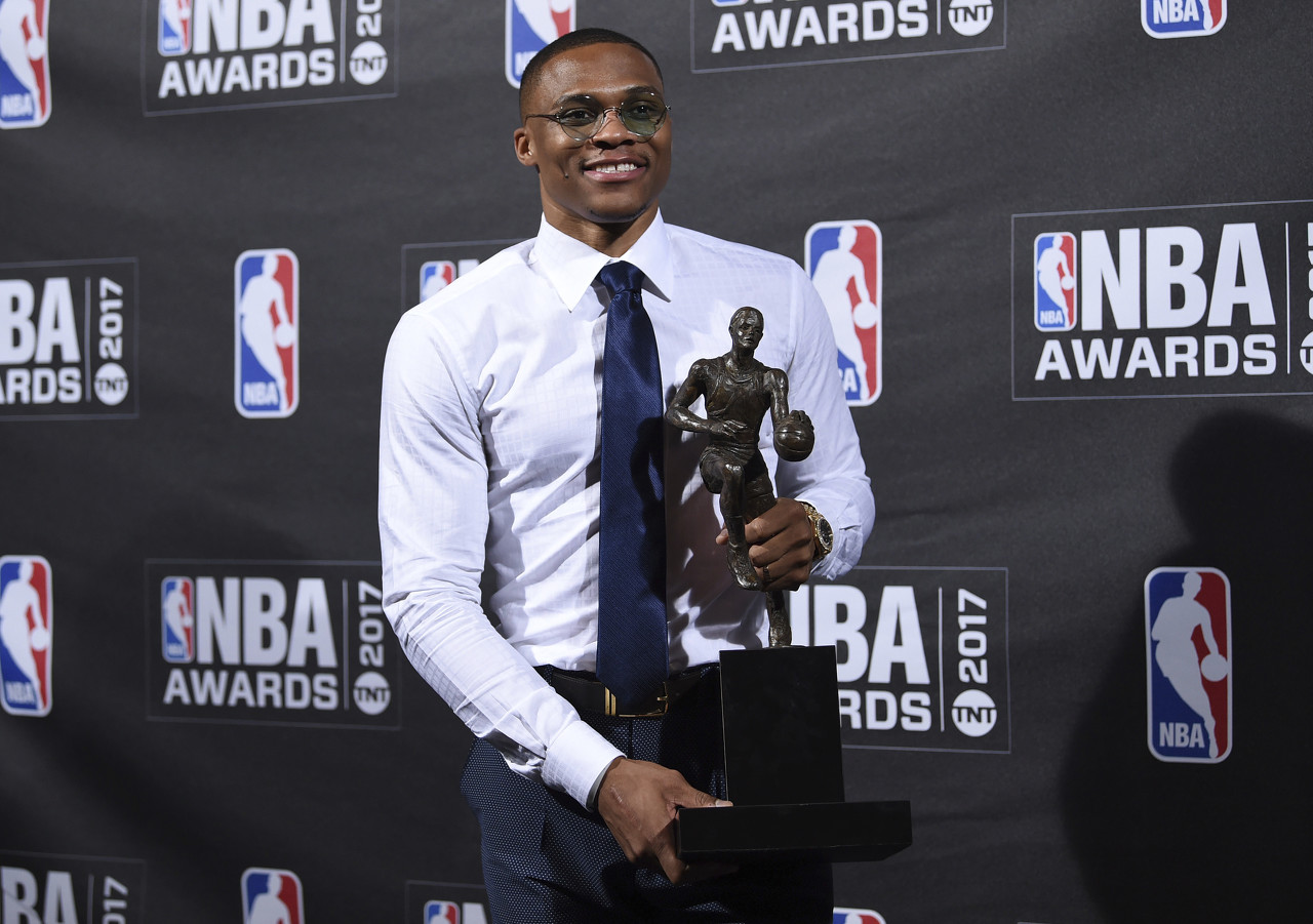 亚历山大连庄MVP，哈登8年后重返东决：回溯2018年NBA版图