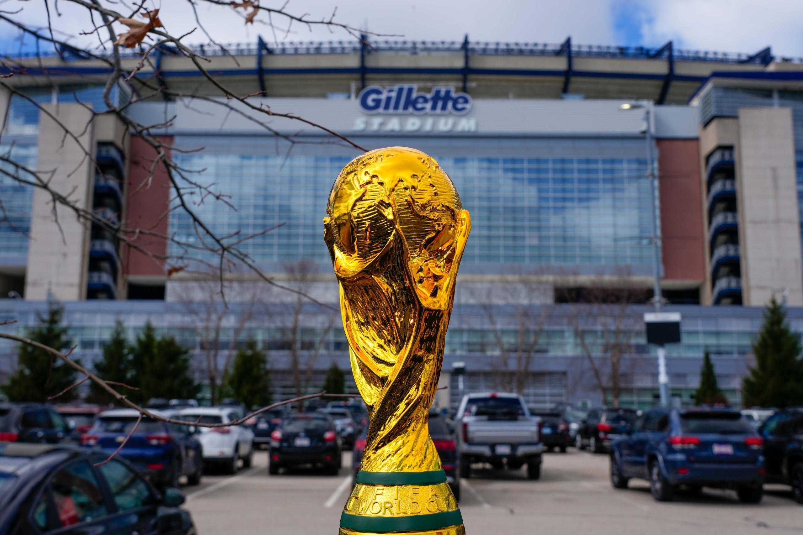 FIFA临阵变卦：世界杯场馆禁带水瓶，高温下球迷怒斥‘贪婪’