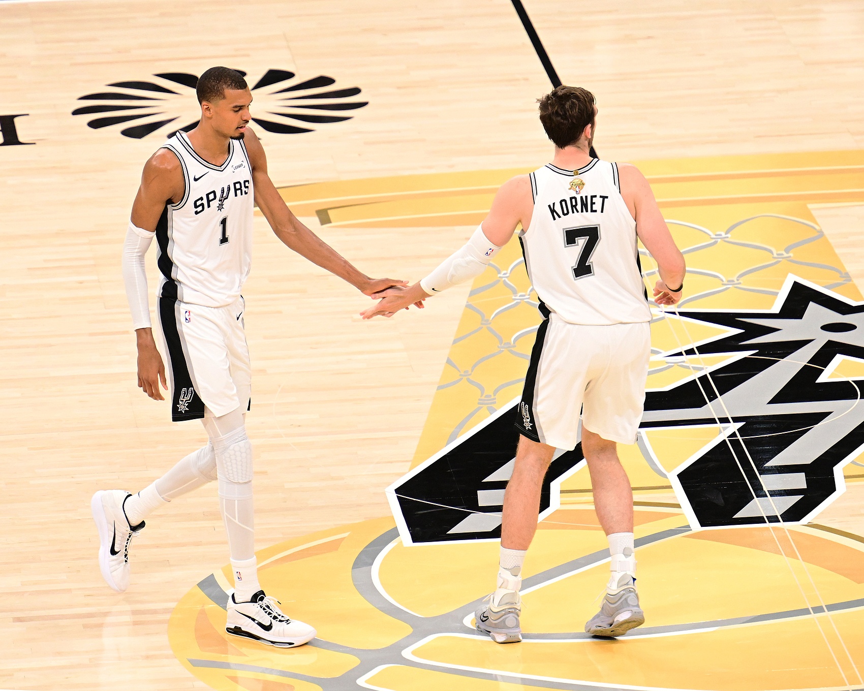 总决赛1-3绝境：马刺G5主场迎战尼克斯，科内特出战成疑