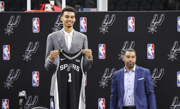 杨毅谈NBA市场分层:马刺五冠仍属小市场,与尼克斯湖人绿军勇士不在同一量级